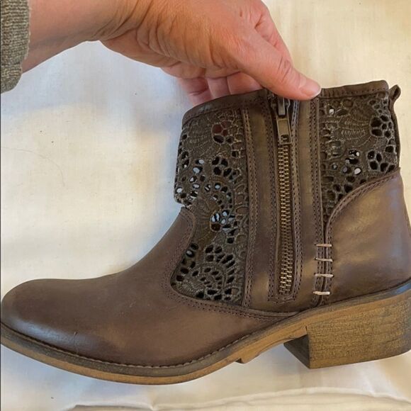 MUSSE & CLOUD DISTRESSED EYELET / LEATHER … - Picture 4 of 12